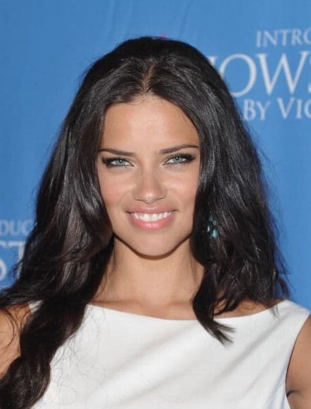 ¡Tú, al igual que Adriana Lima, luce un rostro limpio bajo el sol con ayuda de una base ligera que te haga ver totalmente natural! No te olvides de la hidratación y estarás lista para deslumbrar.
