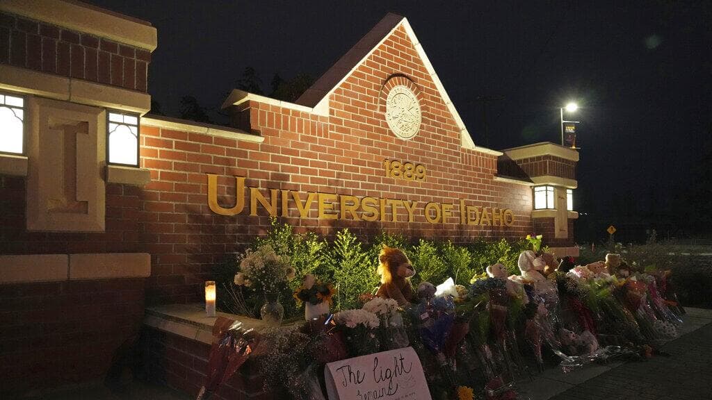 Un memorial en la Universidad de Idaho a la que acudían los cuatro estudiantes asesinados.