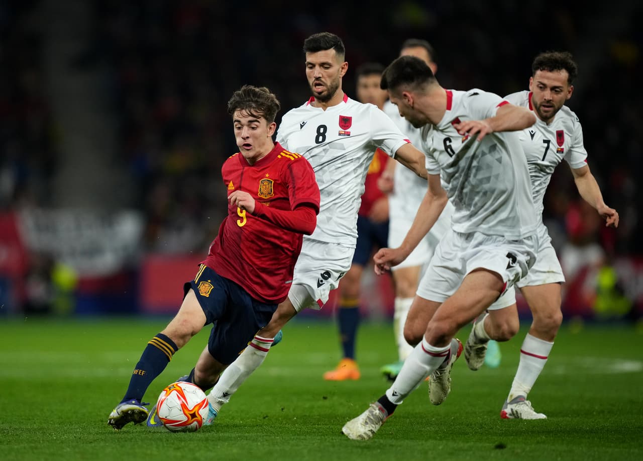España sacó un apurado triunfo ante la Selección de Albania en un encuentro que dejó la emoción para los minutos finales.