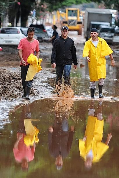 El mismo día de la tragedia, la presidenta salió de su encierro en el palacio presidencial, desde donde prepara su gobierno, para anunciar un paquete de ayuda de $450 millones.