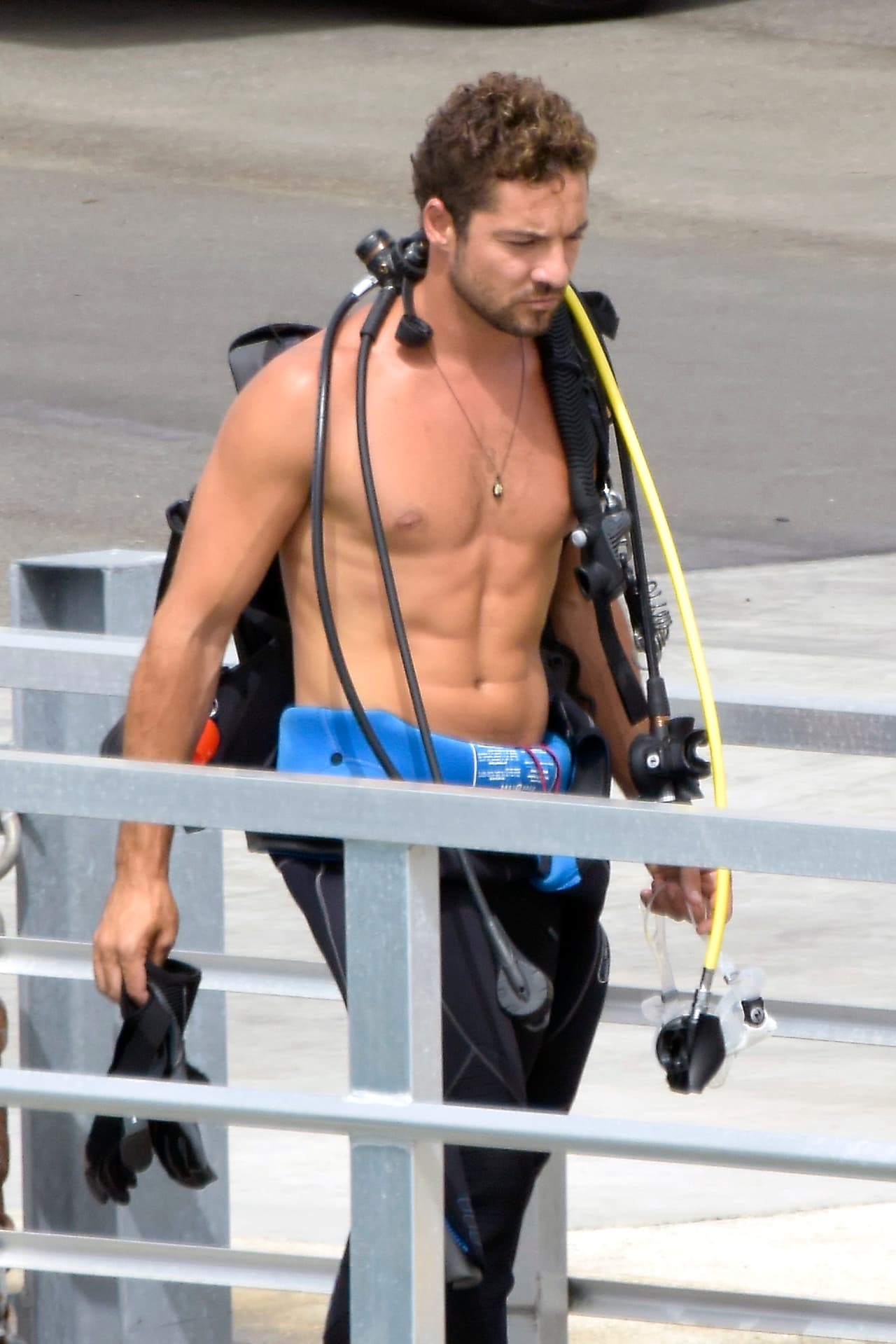 David Bisbal presumió sus 'abs' al irse a bucear.