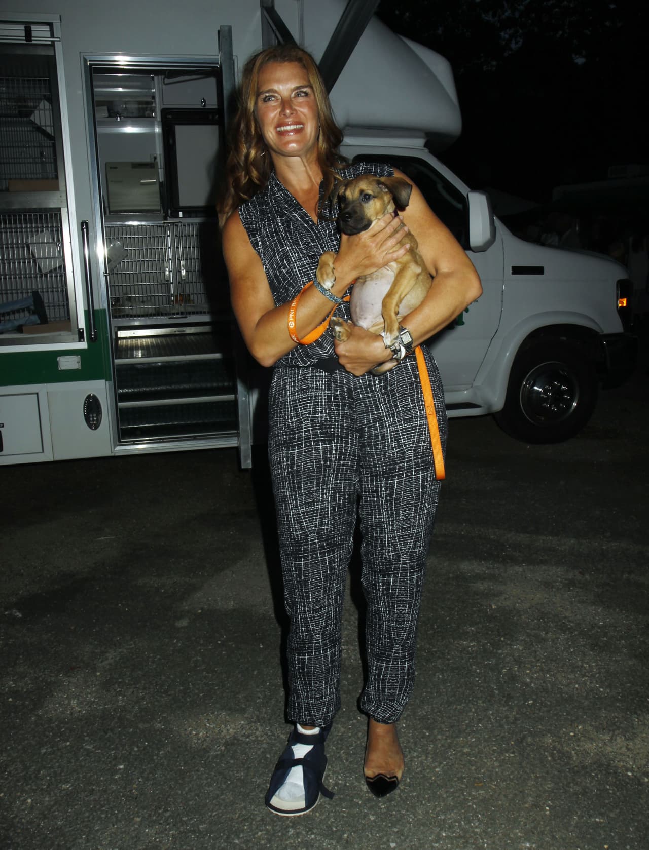 ¡Brooke Shields se rompió un pie! Así fue a un evento - con todo y perrito.