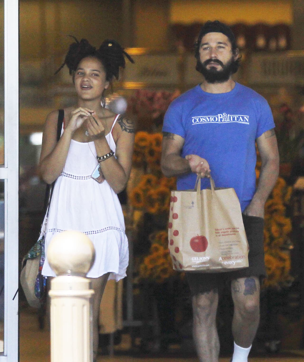 Shia LaBeouf estrenó tatuaje en el muslo - y al parecer, también nueva novia.