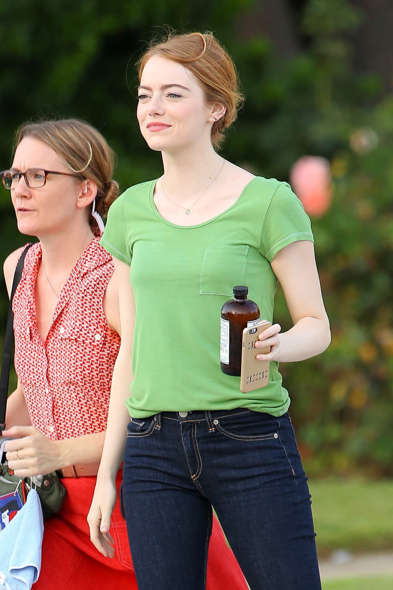 Emma Stone esperando instrucciones para comenzar a filmar una escena.