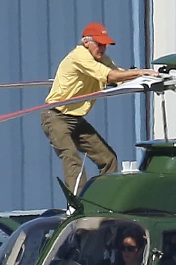 Harrison Ford revisó que su helicóptero funcionara bien antes de viajar.