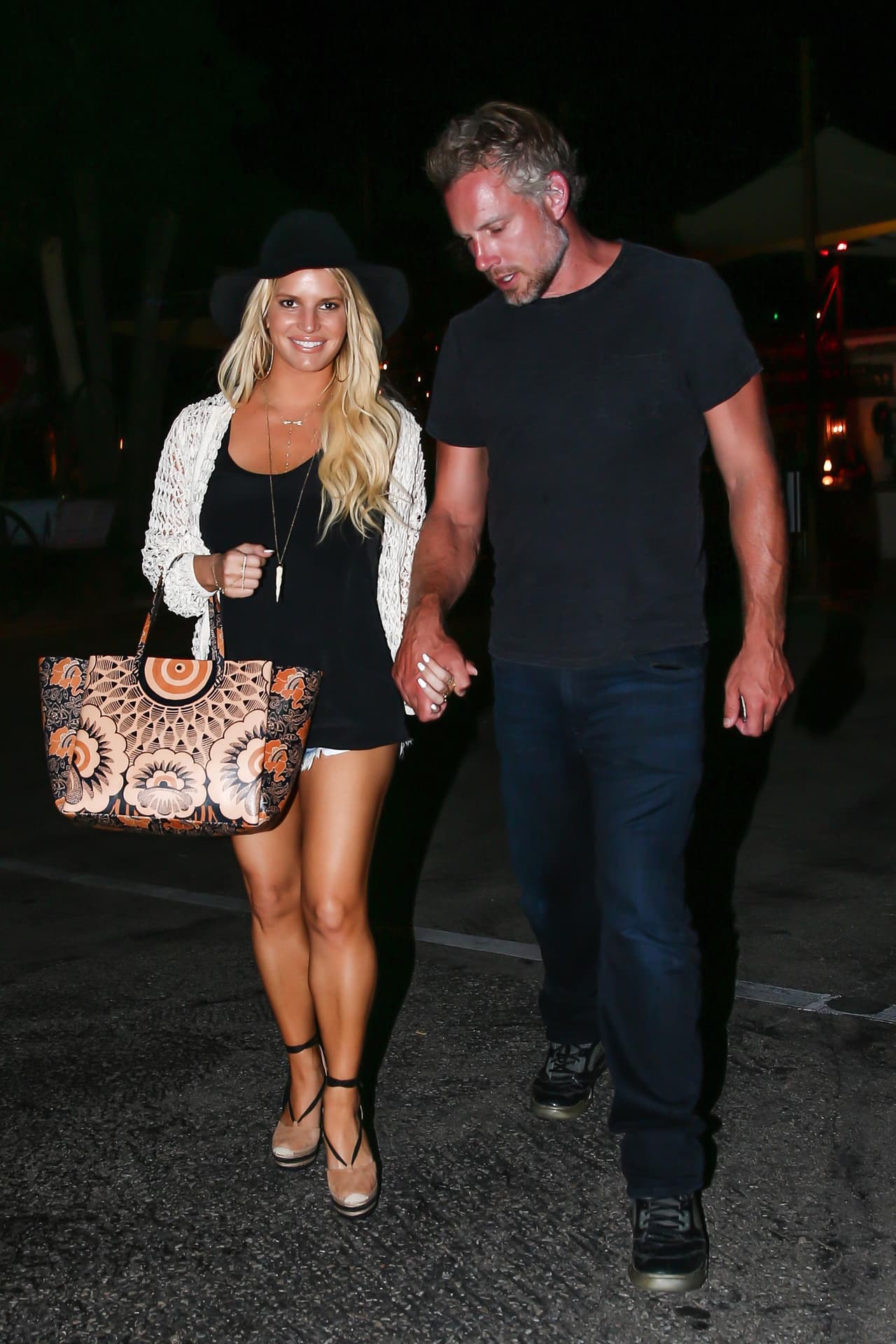Jessica Simpson usó un short tan chiquito, que parecía que ni traía.