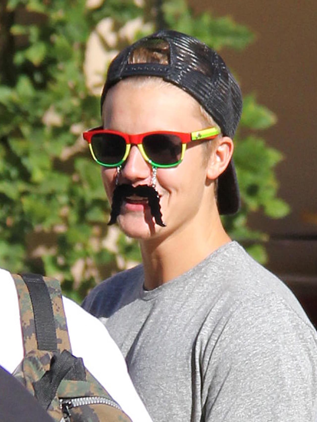 Justin Bieber bromeó al salir con un bigote falso.