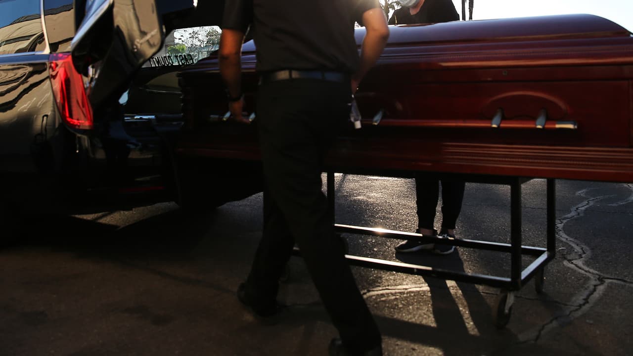 Hombre admite que trajo a dos indocumentados dentro de un ataúd al sur de Texas