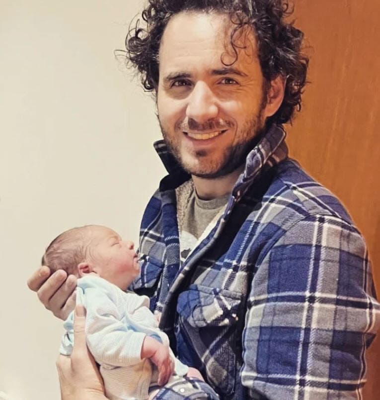 "En un nuevo capítulo de mi serie: 'Hay días que siento que voy a morir de una sobredosis de felicidad' les presentamos: el nacimiento de nuestro hijo...", se lee al inicio del mensaje.
<br>