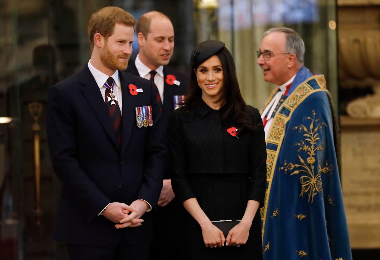 La razón es que tanto Meghan, como Kate, carecen de ‘sangre real’ y por eso no pueden ser llamadas princesa, al contrario de la hermana de la Reina Isabel II, su hija y sus nietas.