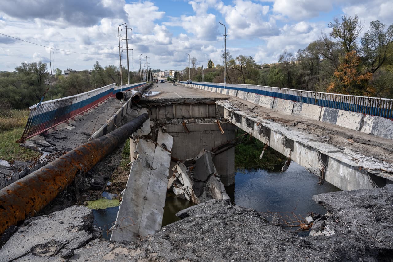Un puente sobre el río Oskil que resultó gravemente dañado 
<a href="https://www.univision.com/noticias/politica/guerra-rusia-ucrania-joe-biden-afirma-putin-calculo-mal-capacidad-militar-invasion" target="_blank">por los combates entre las fuerzas de ocupación ucranianas y rusas</a> se muestra en Kupiansk, en el oblast de Kharkiv, Ucrania. Josep Borrell, jefe de política exterior de la UE, advirtió a Vladimir Putin que el ejército de Rusia sería "aniquilado" por la respuesta militar de Occidente si usa armas nucleares contra Ucrania.