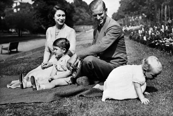 Siendo aún princesa heredera, Isabel tuvo al príncipe Carlos y a la princesa Ana, antes de que su padre falleciera el 6 de febrero de 1952 y ella pasara a convertirse en la reina Isabel II.