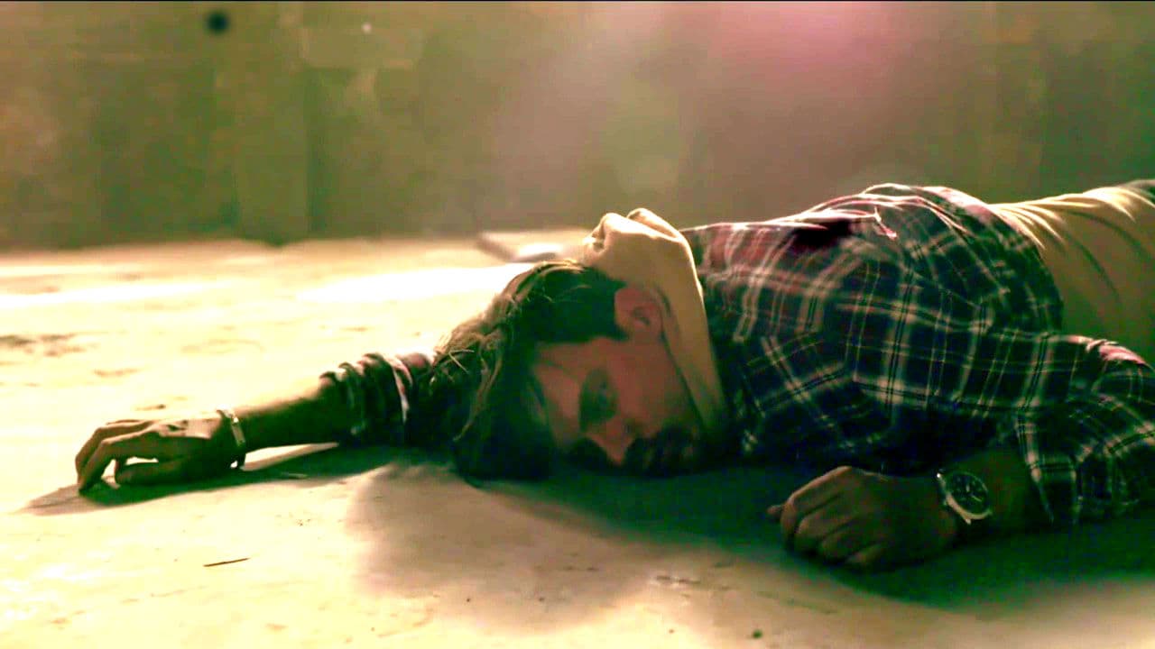 Finalmente por órdenes de Óscar, 
<b><a href="http://www.univision.com/series/la-piloto/zulima-sobrevivio-a-un-ataque-mortal-de-los-hombres-de-john-y-oscar-lucio-video">sus hombres acabaron con la vida de Roberto por su traición</a></b>.