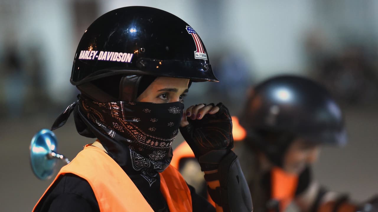 Los automóviles no son los únicos vehículos de motor a cuyos comandos las mujeres de Arabia Saudí tendrán acceso. En esta imagen una mujer saudí identificada como Noura se prepara para una sesión de entrenamiento en el Instituto de Habilidades Para Ciclistas, una escuela de manejo de motocicletas en las afueras de Riad. Hace un año habría sido difícil imaginar una escena como está, pero desde que se anunció el fin de la prohibición, un gran numero de mujeres se han reunido semanalmente en el instituto para aprender a manejar motocicletas.