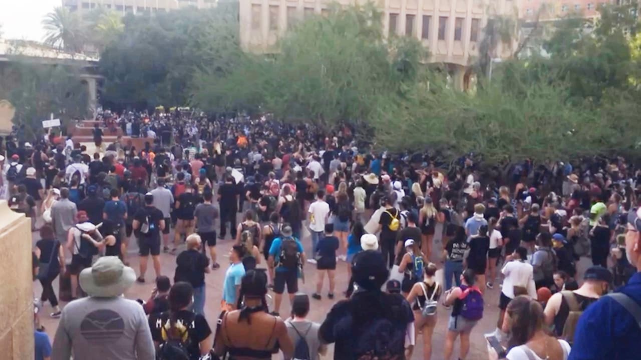 El grupo se congregó para escuhar a los organizadores de la protesta.