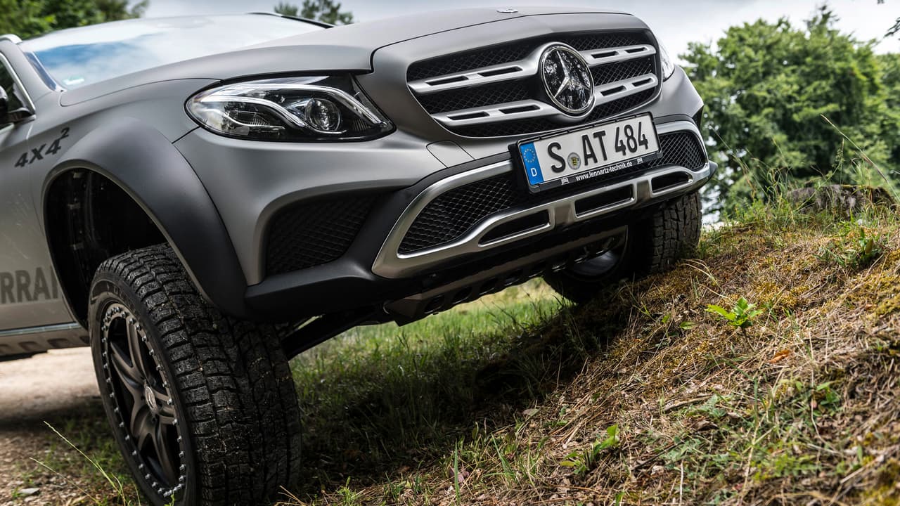 Los guardafangos especiales fueron fabricados por una impresora 3D en el departamento encargado de prototipos, mientras que un diseñador ayudo con el “wrap” mate y un trabajador de Mercedes-AMG consiguió un eje cardan especial para el E-Class All-Terrain 4x4².
