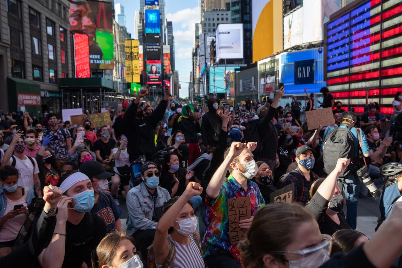 Manifestantes de Black Lives Matter se arrodillan en Times Square mientras marchan para honrar a George Floyd en el centro de Manhattan el 31 de mayo de 2020, durante la cuarta noche consecutiva de protestas en la ciudad de Nueva York.