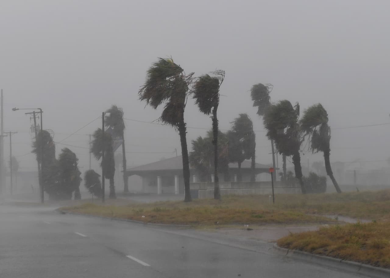 Lluvia y fuertes vientos sobre las calles de Corpus Christi.