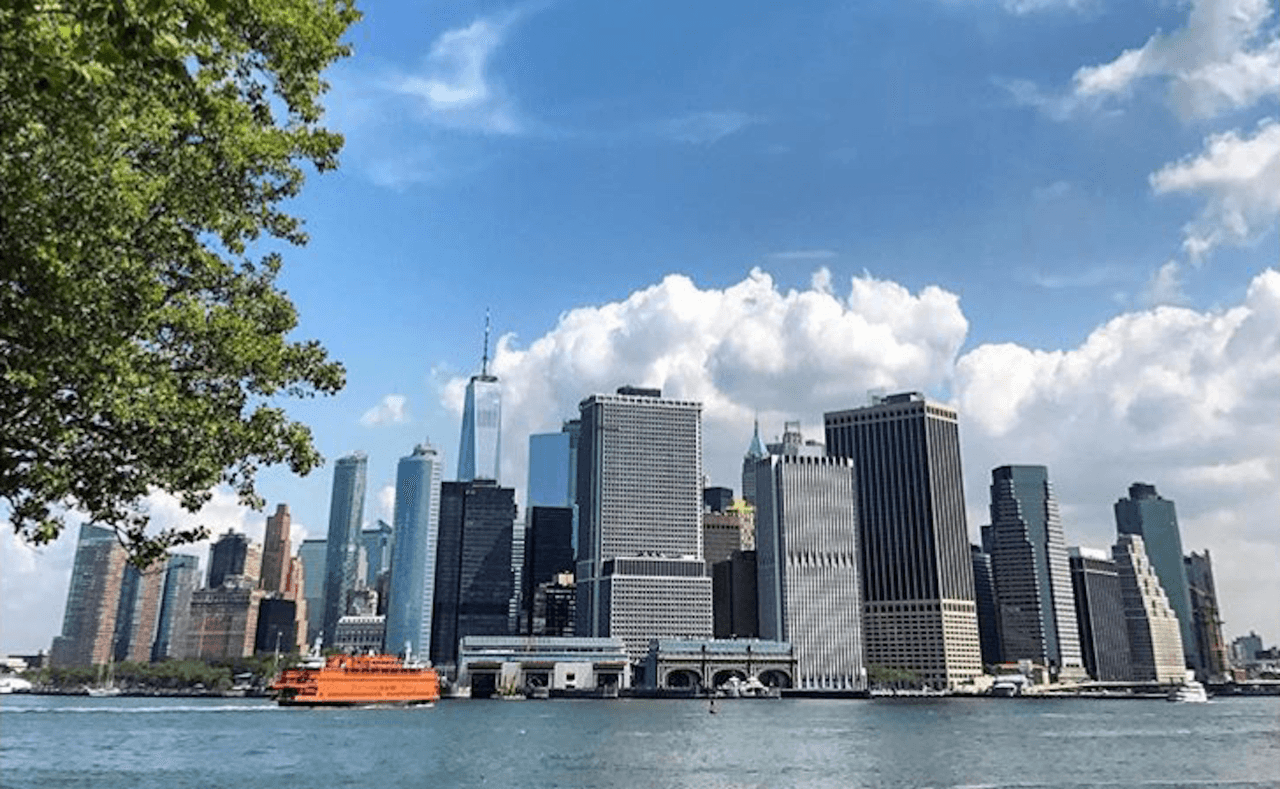 <b>Governors Island. </b>Ubicada solo a 800 yardas de Manhattan y 400 de Brooklyn, a esta isla se llega por ferry desde el ‘Battery Maritime Building’ de la primera o el ‘Pier 6’ de la segunda, solo por $ 2. Es ideal para pasar el día en bicicleta, caminar o asistir a sus festivales. Es importante tomar en cuenta que solo está abierta de mayo a octubre.