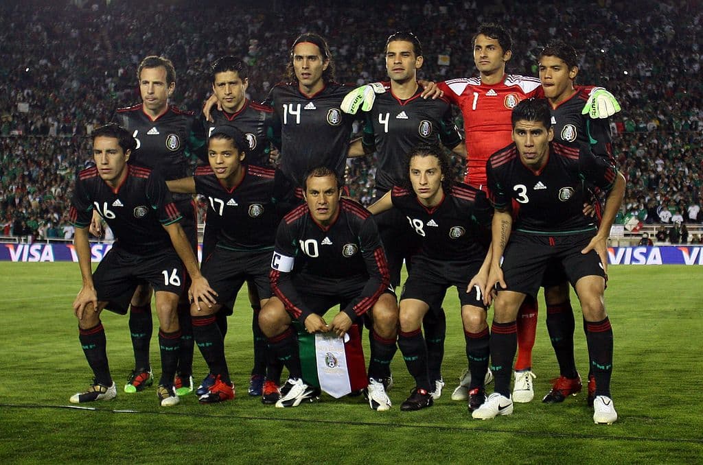 Ricardo La Volpe lo convocó a la selección mexicana y debutó en un partido contra Trinidad y Tobago en 2004.