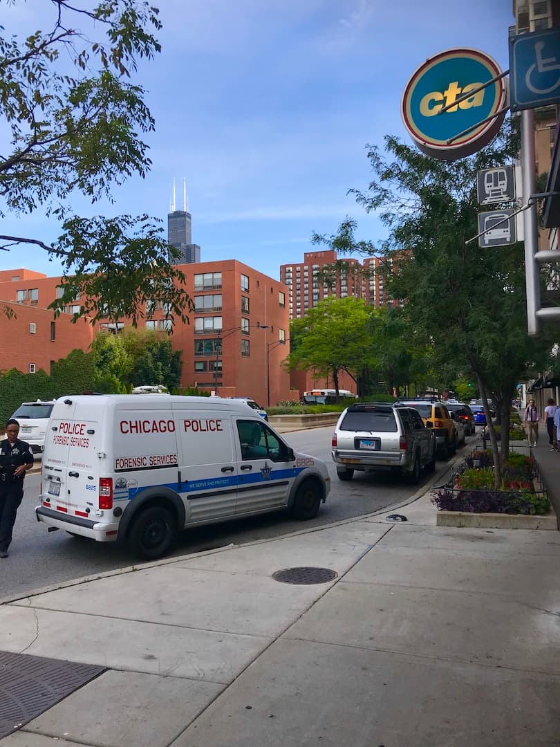 Oficiales de la policía responden a la escena.