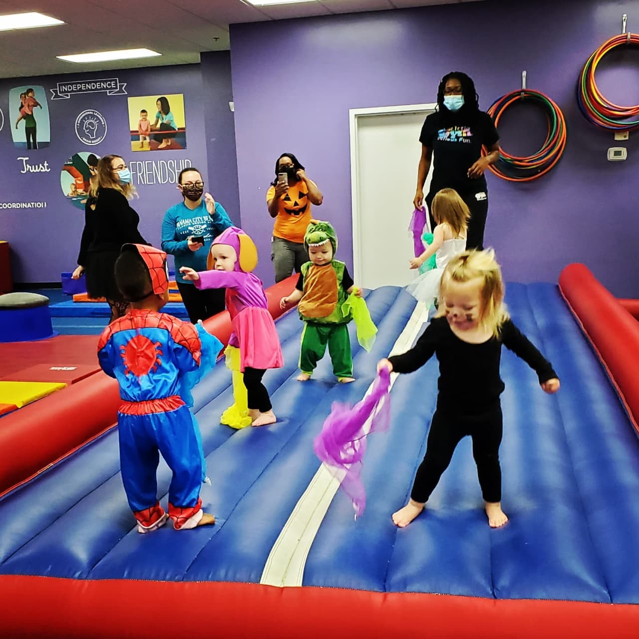 <b><a href="https://www.facebook.com/events/1985582194941233/" target="_blank">Boo Bash 2021 (30 de octubre)</a></b>
<a href="https://www.facebook.com/events/1985582194941233/" target="_blank">:</a> Este evento se llevará a cabo en The Little Gym of Fayetteville y básicamente es una fiesta de disfraces con música, juegos y diversión para todas las edades.