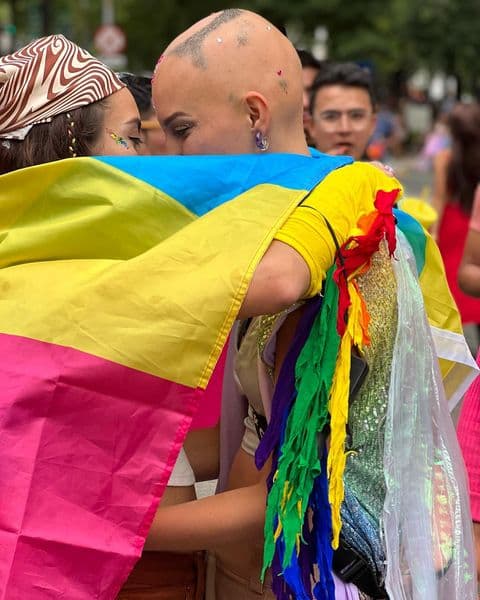 Goza de su relación porque "encontró a un alma igual que la suya", como describió a su novia, Camila Solórzano Arouesty. 
<br>