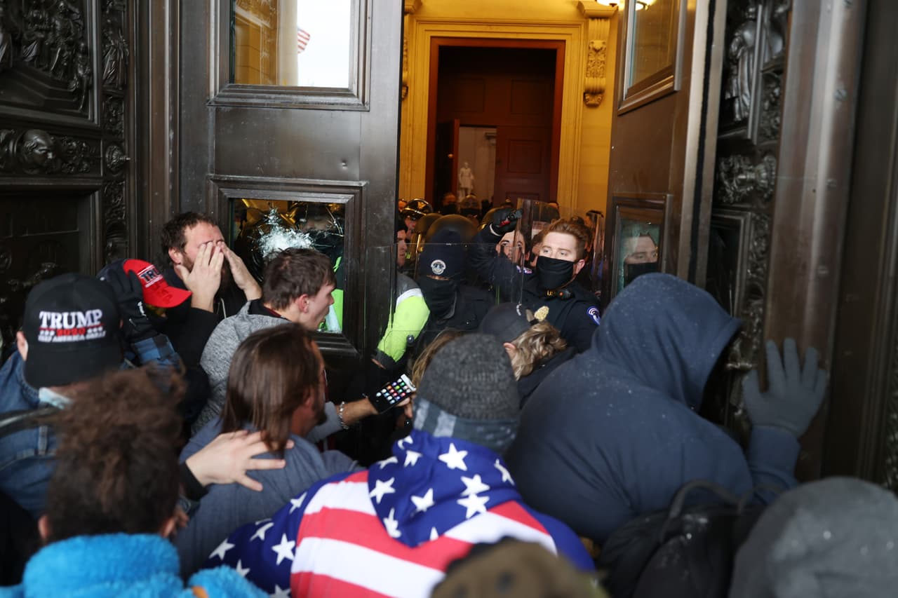 Con el asalto al Capitolio “pereció irreversiblemente” la influencia política de EE.UU. para promover la democracia como sistema, dice analista 
