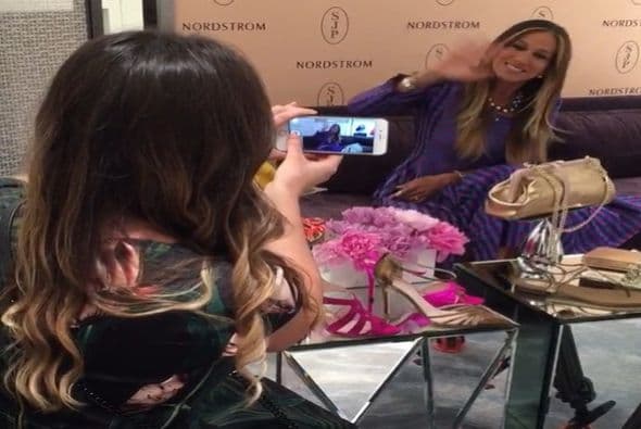 Y posó con mucho ánimo a todos los lentes de las cámaras presentes. (fotos: Twitter)