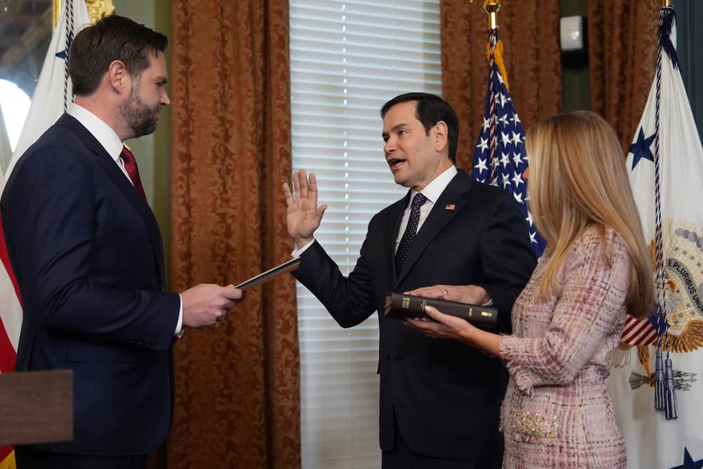 Marco Rubio es juramentado este martes como secretario de Estado por el vicepresidente JD Vance.