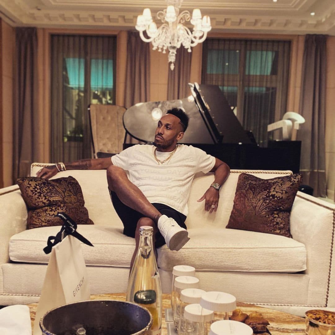 Pierre-Emerick Aubameyang disfruta del lujo de la vida y en esto ha gastado su dinero: innumerables autos exóticos, relojes muy costosos y una mansión multimillonaria.
