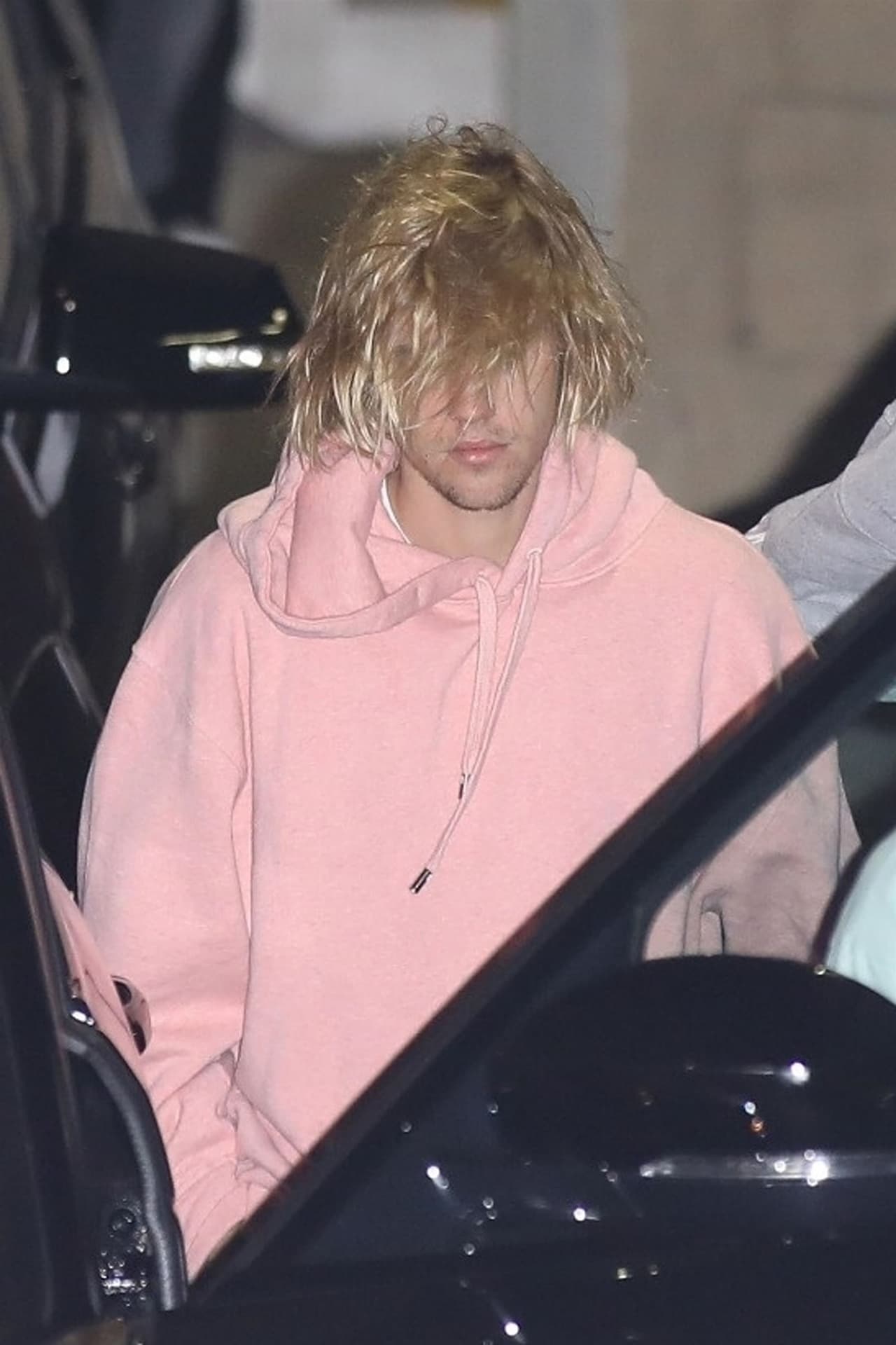 Tal vez estaba cansado o haciendo frente a alguna tribulación. Se ignora si, en ese momento, ya sabía que 
<b><a href="https://www.univision.com/shows/despierta-america/selena-gomez-es-hospitalizada-tras-sufrir-crisis-emocional-video">su exnovia Selena Gómez está recibiendo tratamiento</a></b> pues sufrió una crisis de salud física y emocional.