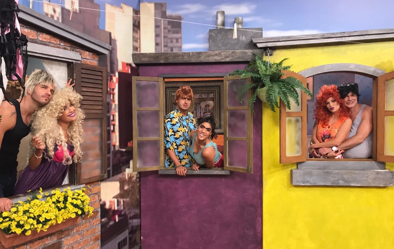 De ventana a ventana nos enteramos de los enredos de los inquilinos.