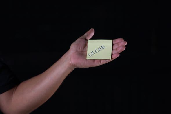 La primera palabra del hijo de Guillermo Florez, un editor de Univision, fue leche. Se tomaba muy en serio su biberón. (Fotografía de Laura Prieto).