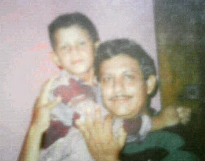 Con fotografías recuerda momentos tan lindos como este, como cuando era pequeño y su padre lo cuidaba.