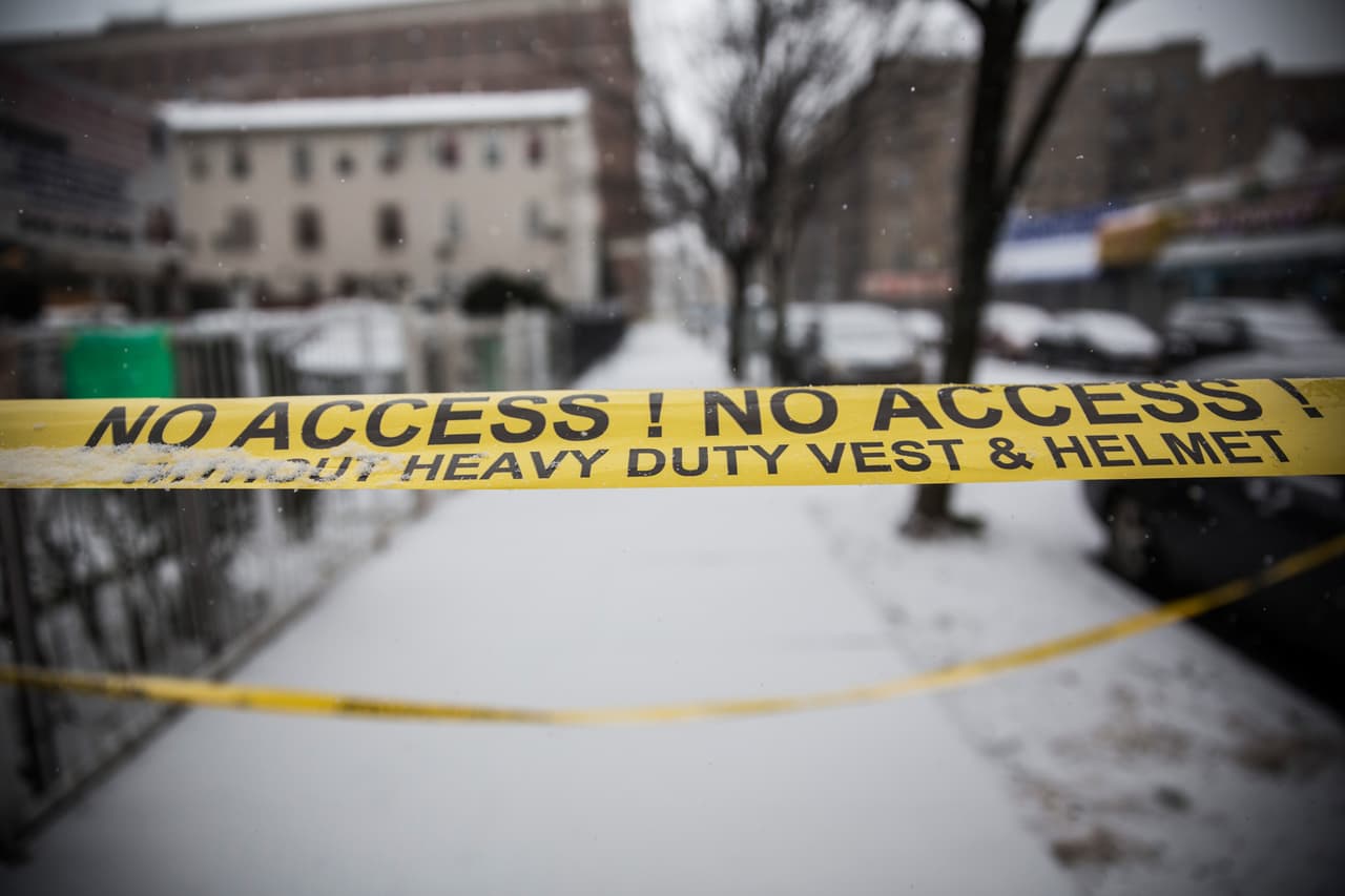 Tres personas muertas: discusión por palear la nieve de la acera termina en tragedia