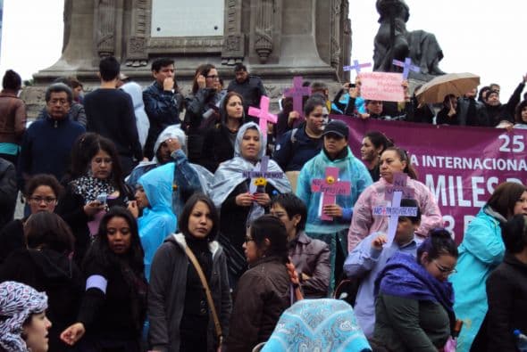 Con altavoces, en varias ocasiones se llamó a los asistentes a que la marcha fuera pacífica.