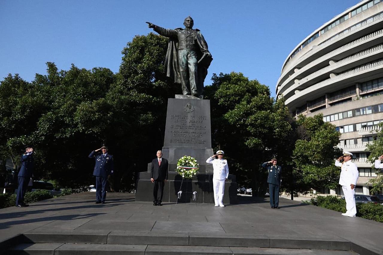 Luego de visitar el monumento a Lincoln a primera hora de la mañana, López Obrador se dirigió al de Juárez, ambos en el centro de Washington.