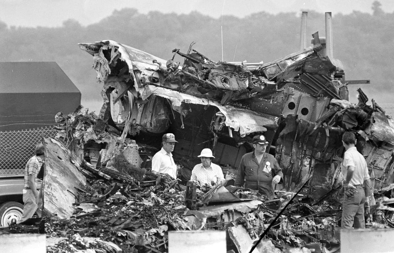 <b>Un avión despegó y se precipitó sobre un vecindario junto al aeropuerto de Nueva Orleans, Louisiana, en 1982</b>. Las investigaciones concluyeron que el accidente fue por una corriente súbita descendente producida por una tormenta eléctrica. Ocho personas del vecindario de Kenner, donde cayó el avión, fallecieron, además de las 
<b>145 personas que iban en el avión.</b>