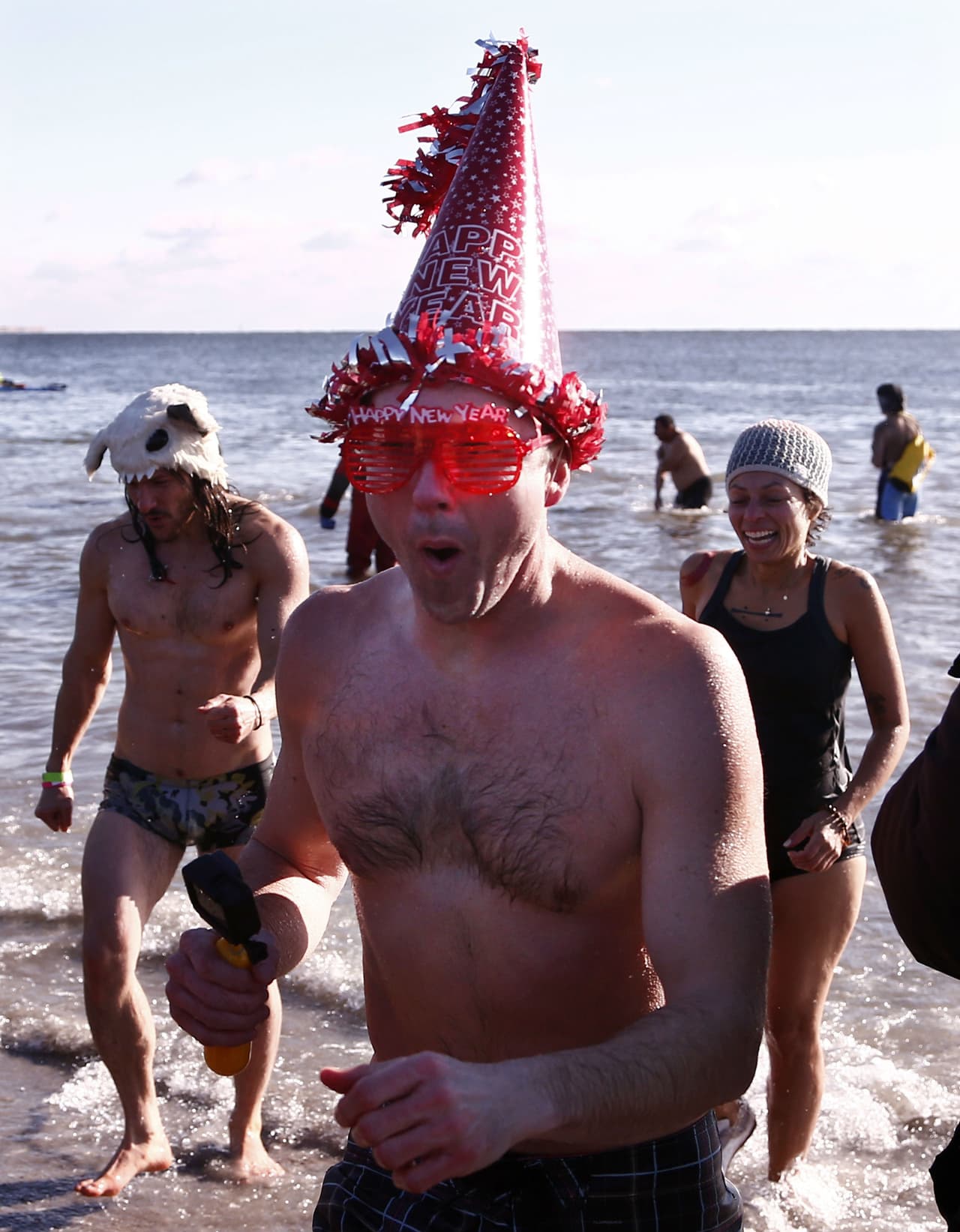 Los fondos recaudados por la inscripción de 25 dólares que se les pide a los nadadores del chapuzón son destinados a diferentes instituciones de la ciudad como el Acuario de Nueva York.