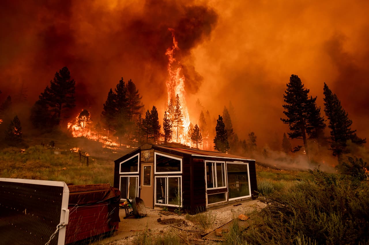 Una vista de las llamas en Markleeville, California. Vientos erráticos alimentaban el fuego, creando condiciones peligrosas para los bomberos, dijo Sarah Gracey, portavoz del operativo para combatirlo.
<br>