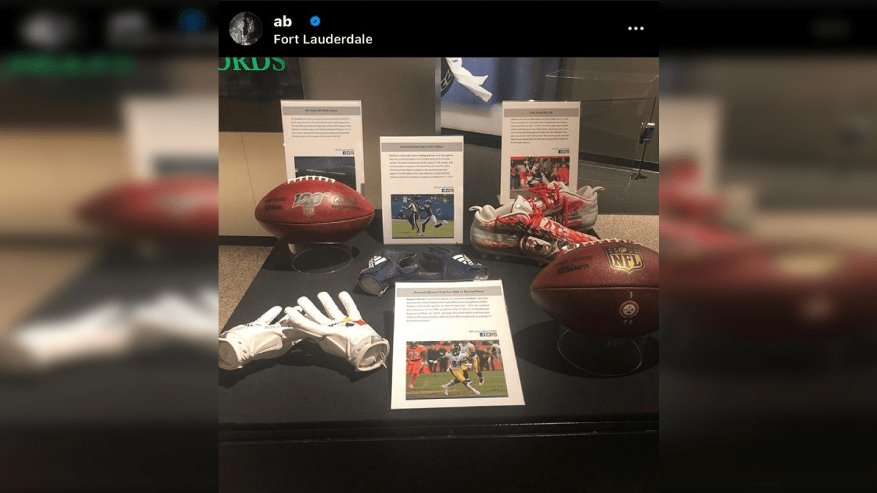 <b>Artículos memorables</b>
<br>Así se encuentran algunos objetos que ocupó Brown cuando jugaba con los Steelers e impuso marcas importantes, le tiene cariño especial.