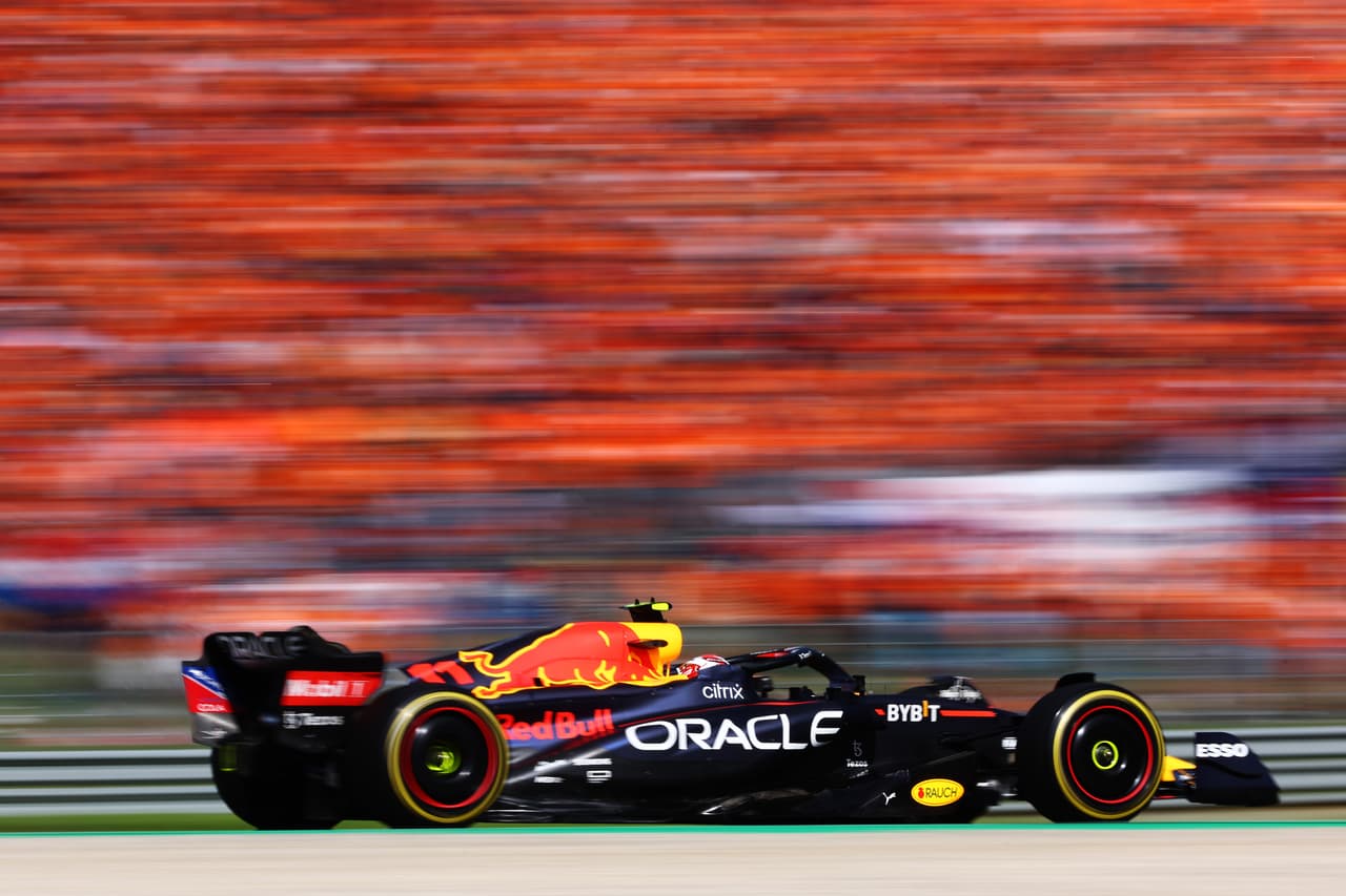 Sergio Pérez a toda velocidad con un fondo completamente anaranjado.
<br>