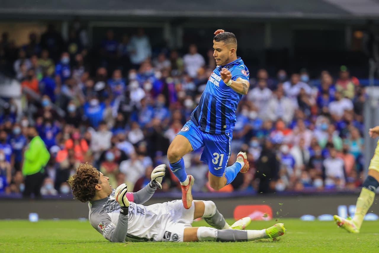Cruz Azul y América vivieron un partido parejo en la cancha del Estadio Azteca donde las emociones no se hicieron esperar.