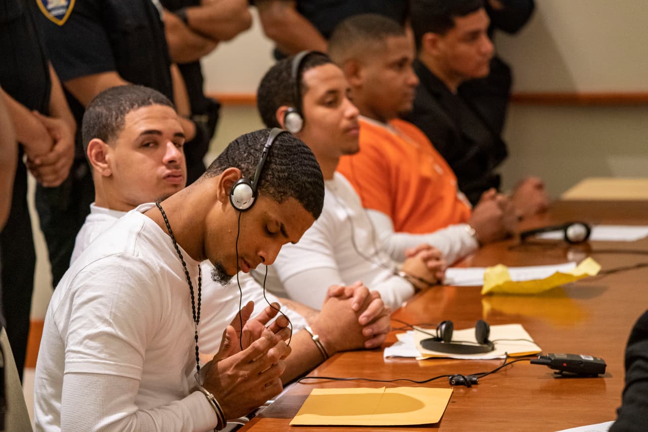 El joven Lesandro Guzmán-Feliz, de origen dominicano, esa noche se había dirigido a una bodega en El Bronx para pagar una deuda de cinco dólares, cuando fue abordado por los sospechosos, quienes lo atacaron a puñaladas y luego escaparon en un vehículo.