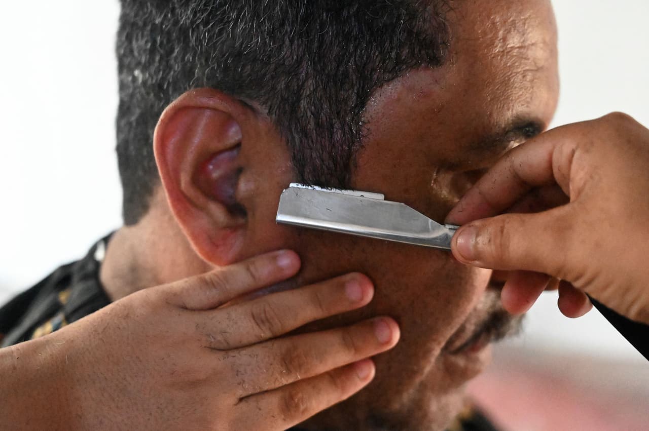 Eduardo nació en una familia de escasos recursos. 
<b>Su padre, Wilfredo Espinal, de 50 años, se gana la vida sacando arena de un río para vender a constructores y su madre es ama de casa.</b>
<br>
<br>Quería ayudar a su familia y a los 11 años comenzó a trabajar en una barbería que frecuentaba con su padre, donde aprendió el oficio.
<br>
<br>