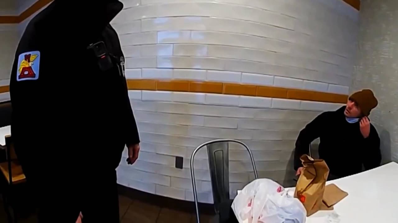 El momento en que policías confrontan a Luigi Mangione en un McDonald's: imágenes de cámara corporal