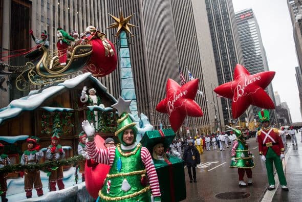El desfile fue liderado esta ocasión por la banda Pride of the Mountains, de la Universidad Western California.