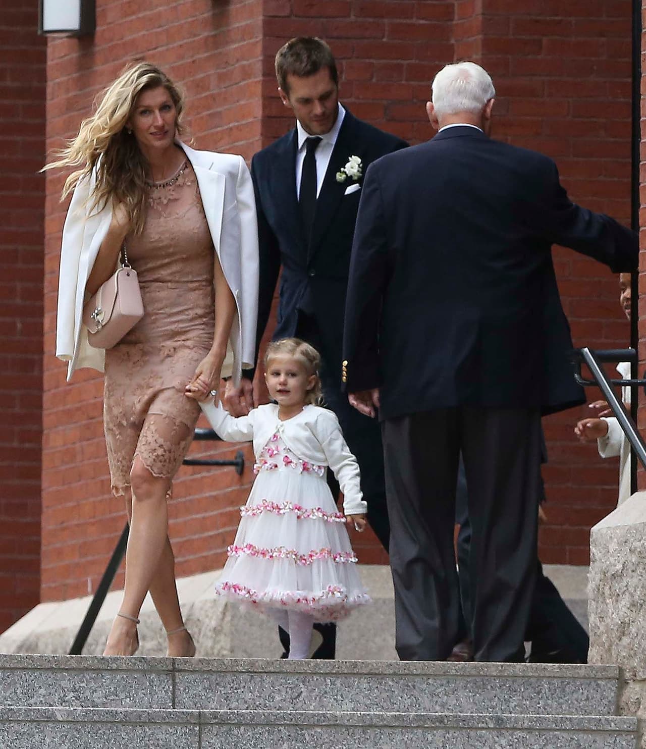 Al salir de la misa, Gisele con su nena.