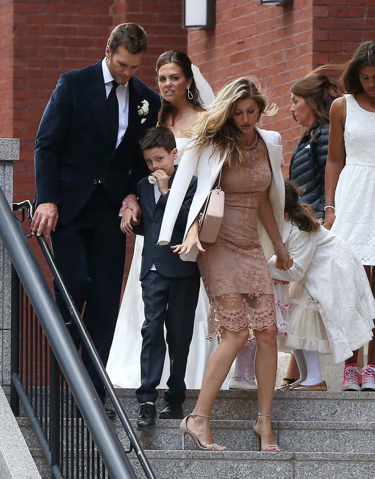 Atrás de ellos venía la feliz novia.